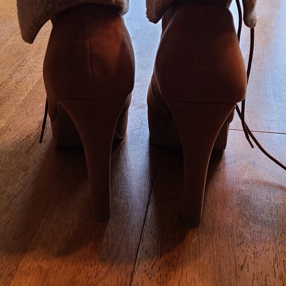 rue 21 etc, fashion high heel lace up ankle boots, size 10, tan with fur trim - Picture 4 of 7